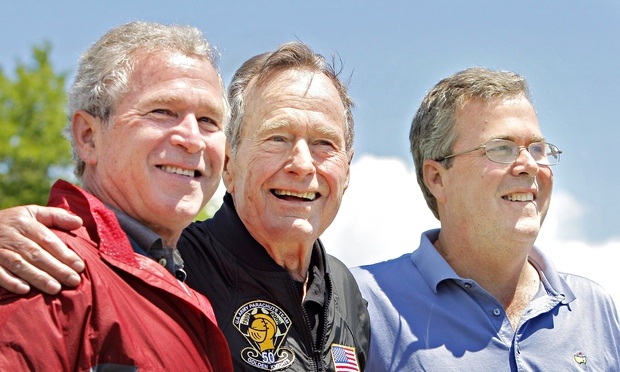 Gia tộc chính trị Bush và tham vọng tổng thống thứ 3 - 1
Jeb Bush (phải) có bố và anh trai từng làm tổng thống (Ảnh: Guardian)