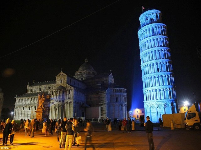 Ảnh: Thế giới kỷ niệm 70 năm thành lập Liên Hợp Quốc - 2 Tháp nghiêng Pisa, Italia.