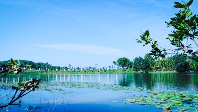 Chiêm ngưỡng công viên nghĩa trang 5 sao Thiên Đức Vĩnh Hằng Viên - 4
đặc biệt các quả đồi đất có màu ngũ sắc; từ lâu đã được rất nhiều chuyên gia phong thủy đánh giá là một vị trí đắc địa về mặt tâm linh, cũng như khung cảnh thiên nhiên tuyệt đẹp thích hợp để làm một công viên nghĩa trang hiện đại bậc nhất tại Việt Nam.