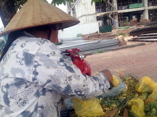 Bí quyết tiết kiệm mỗi tháng 3 triệu của một phụ nữ bán dứa - 1
Chị Sửu chia sẻ vất vả với nghề bán hàng rong của mình