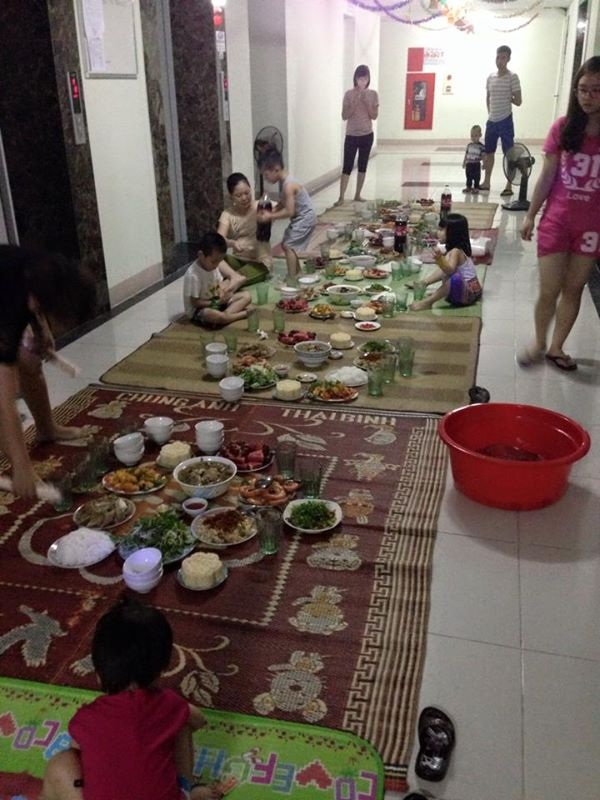 
Một buổi tiệc ở hành lang chung cư Hà Nội

