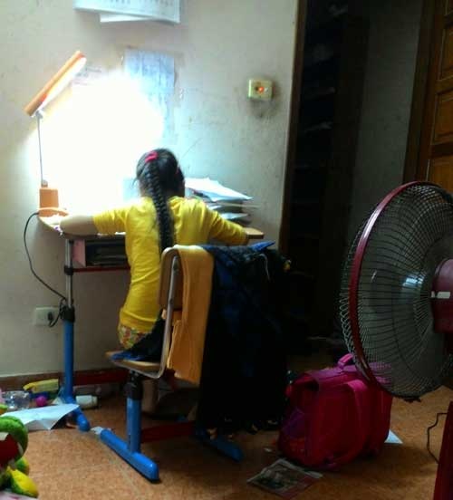 Cô giáo Hà Nội nuôi hai con ăn học với lương chưa đầy 5 triệu - 2 Cô giáo Hà Nội nuôi hai con ăn học với lương chưa đầy 5 triệu - 2