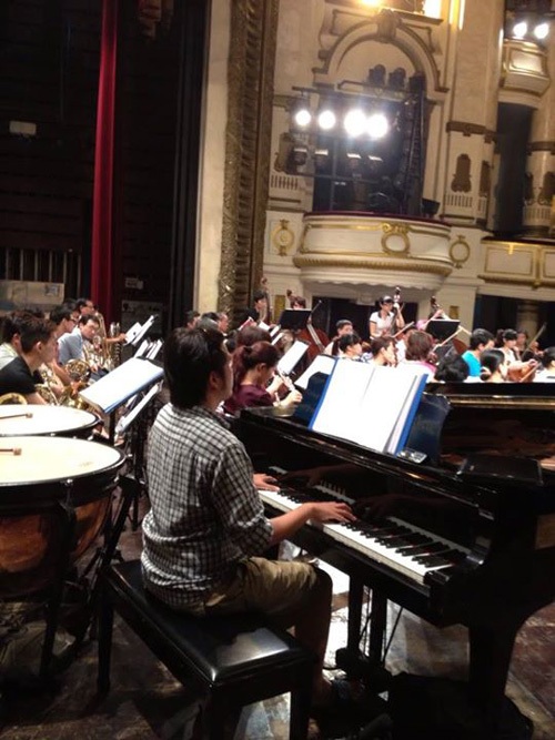 Thầy giáo tiếng Anh giỏi tiếng Pháp, mê piano cổ điển - 2 Thầy Phúc trong một buổi tập luyện cùng dàn nhạc. (Ảnh: NVCC)
