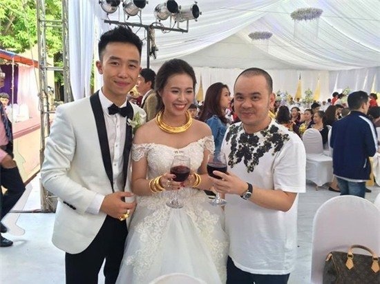 Đám cưới xa hoa bậc nhất Việt Nam của con đại gia - 2
Đám cưới xa hoa của con trai chủ tòa lâu đài gà dát vàng