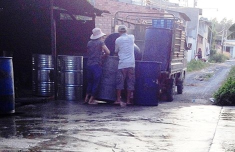 Một “cò” chuyên thu gom cơm thừa trong các KCN sau đó bán lại cho người nuôi heo. Ảnh: TIẾN DŨNG