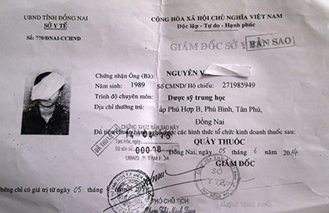 Vỡ mộng vì tiệm thuốc Tây… chui! - 2 Giấy chứng nhận hành nghề dược bà Đ. đem bán. Ảnh: TIẾN DŨNG