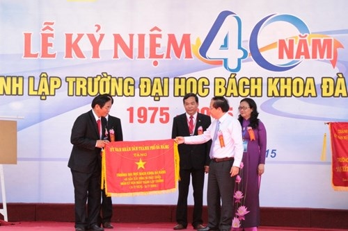 Thứ trưởng Bộ GD&ĐT xúc động về lại ngôi trường xưa - 3 ĐH Bách khoa Đà Nẵng đón nhận Cờ thi đua và Bằng khen của Bộ GD&ĐT và UBND TP Đà Nẵng.