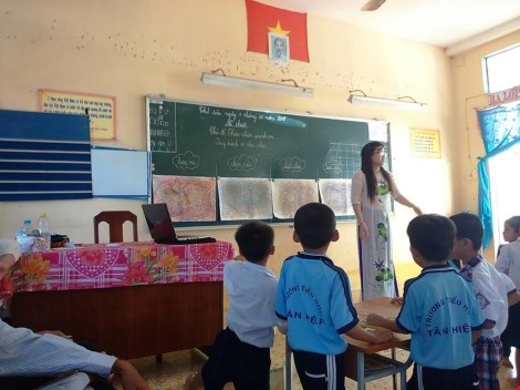 Địa phương xin lỗi cô giáo chê cầu sập trên Facebook - 2 Một giờ lên lớp của cô Hải Âu