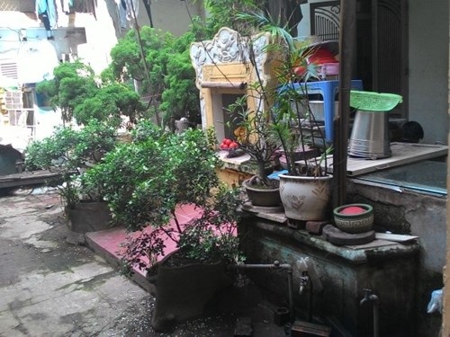 Tại sao người dân ở 146 Quán Thánh… "muốn" sống cùng nước cống? - 2
Người dân phản đối vì để làm đường ống mới, họ sẽ phải hy sinh cả miếu thờ và bể nước chung.