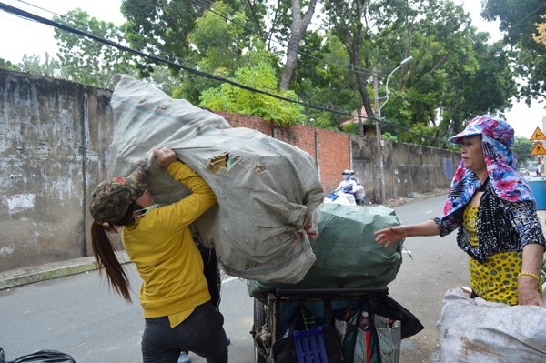 Ngắm “dinh cơ” mới của tỷ phú ve chai sau khi nhận 5 triệu yen - 2 Chị Hồng (áo khoác vàng) chất phế liệu lên xe đẩy. Ảnh: Thảo Hương