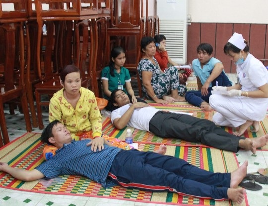 Hàng trăm công nhân ngộ độc sau bữa ăn trưa - 2 
Bệnh viện Đa khoa tỉnh Bình Dương phải trưng dụng cả hội trường để tiếp nhận bệnh nhân