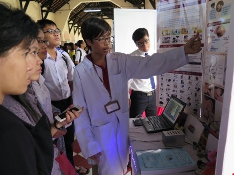 
Đại diện nhóm đang thuyết trình cho mọi người tham quan về thiết bị chống gian lận trong thi cử của nhóm.
