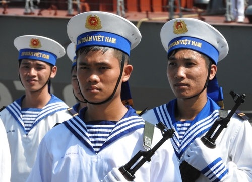 Thượng cờ hai tàu tên lửa hiện đại 379 và 380 - 2
Chuẩn Đô đốc Mai Tiến Tuyên trao Quốc kỳ và Hải kỳ cho các đồng chí thuyền trưởng, chính trị viên hai tàu.