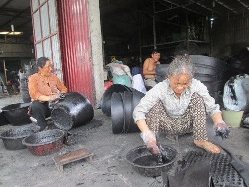 Lão nông kiếm chục tỷ mỗi năm nhờ lốp cao su hỏng - 2 Lao nong kiem chuc ty moi nam nho lop cao su hong