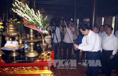 Thủ tướng Nguyễn Tấn Dũng thăm Quân khu 4 - 2 Thủ tướng Nguyễn Tấn Dũng cùng Đoàn công tác của Chính phủ đến dâng hương, hoa tưởng niệm tại Khu di tích lịch sử Đại thi hào Nguyễn Du ở quê hương ông, xã Tiên Điền, huyện Nghi Xuân, tỉnh Hà Tĩnh. Ảnh: Đức Tám – TTXVN