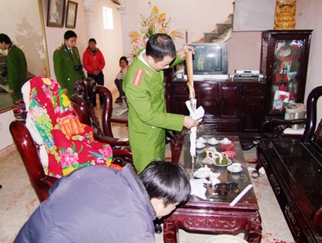 Bắt dấu vết không tưởng ở hiện trường... lên tiếng - 2 Các chiến sĩ Phòng Kỹ thuật hình sự - Công an tỉnh Thanh Hóa khám nghiệm hiện trường một vụ việc.