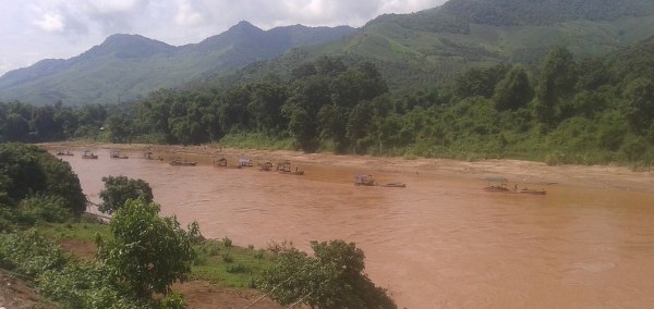 Bài 2: Cát tặc đục khoét sông Mã, cơ quan chức năng “hồn nhiên” thu thuế - 2 Bài 2: Cát tặc đục khoét sông Mã, cơ quan chức năng “hồn nhiên” thu thuế - 2