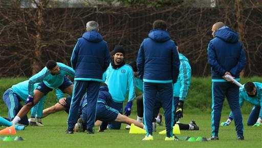 Terry, Falcao trở lại tập luyện cùng Chelsea - 14
Costa thực hiện bài khởi động cùng các đồng đội trên sân
