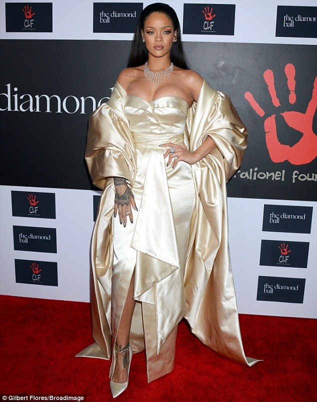Rihanna gợi cảm với “vòng một” căng đầy - 4 Rihanna gợi cảm với “vòng một” căng đầy - 4