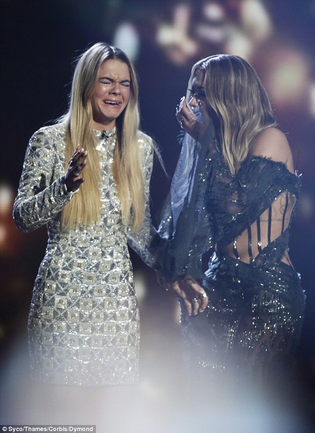 Cô gái 17 tuổi trở thành quán quân X Factor (Anh) - 8
Louisa Johnson đã trở thành quán quân trẻ tuổi nhất trong lịch sử cuộc thi X Factor Anh.