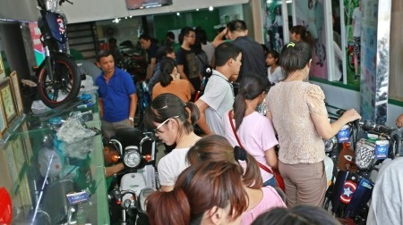 Showroom xe đạp điện HKbike không bao giờ vắng khách trong những ngày cận kề năm học mới