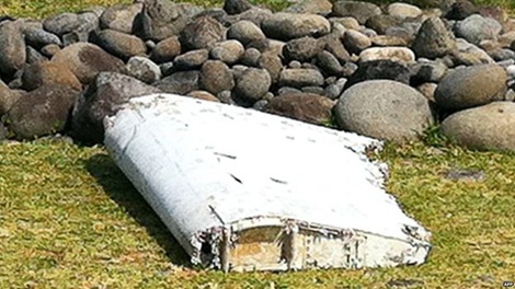 Phát hiện mảnh vỡ kim loại nghi là cửa máy bay MH370 - 4 Phát hiện mảnh vỡ kim loại nghi là cửa máy bay MH370 - 4