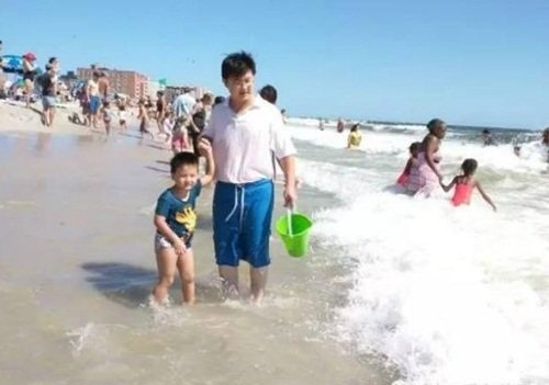 Dân mạng "truy tìm" người cha chịu ướt che ô cho con - 3 Dân mạng "truy tìm" người cha chịu ướt che ô cho con - 3
