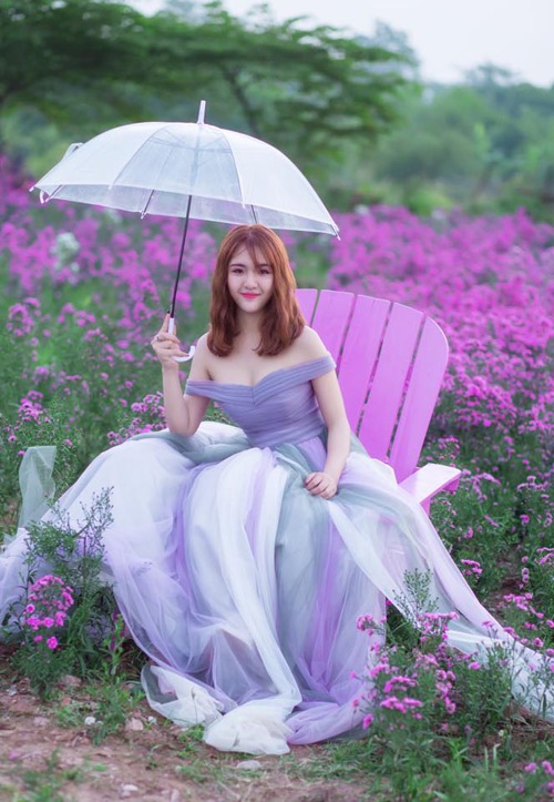 Nữ sinh mơ màng giữa cánh đồng lưu ly tuyệt đẹp - 3
Nổi bật giữa sắc màu của loài hoa thủy chung