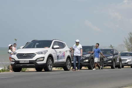 Xe anh Thành màu trắng dẫn đầu trong một hành trình của CLB SantaFe năm 2015