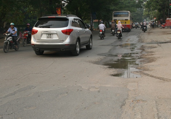 "Cửa ải" phía Nam Hà Nội: Chỉ một lần rồi em sợ mãi - 3
Đường Tam Trinh chỗ mấp mô chỗ lầy lội