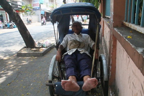 Những người đạp xích lô cuối cùng ở Sài Gòn - 3
Giấc ngủ trưa của ông Lai