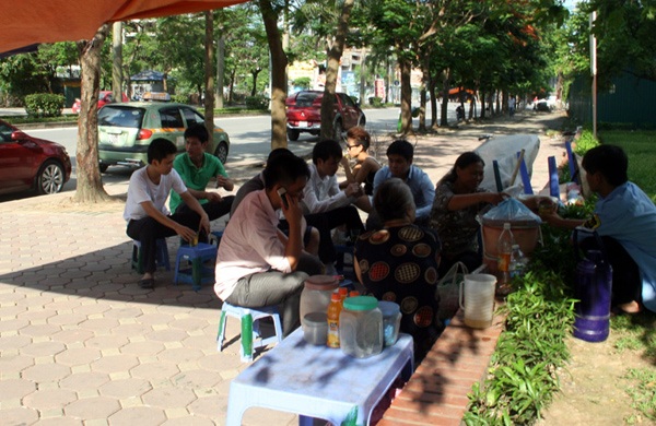 Trà chanh bờ hồ: Sự thật thu nhập gấp 10 công chức - 3
Không phải ai cũng dễ dàng mở một quán trà đá như thế này