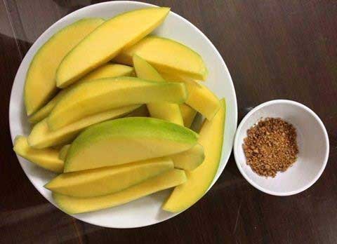 Dân Hà thành phát cuồng với xoài lạ nặng 2kg/quả - 3
Theo quảng cáo, loại xoài này ăn xanh ngon hơn ăn khi chín