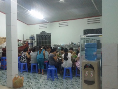 
Bữa cơm đầm ấm của các thành viên nhà tạm lánh.
