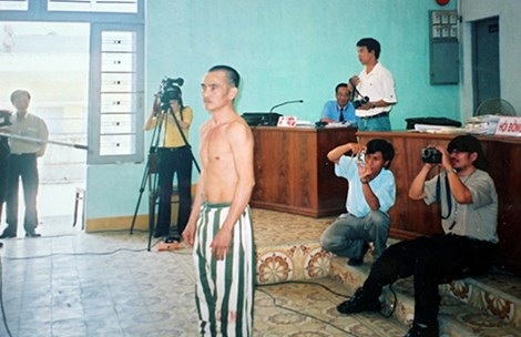Ông Huỳnh Văn Nén thoát án tử ra sao? - 1 ông Nén “thoát y” trước tòa tố cáo bị điều tra viên đánh đập, nhục hình. Ảnh: PHƯƠNG NAM