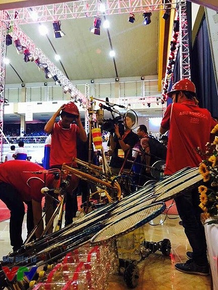 ABU Robocon 2015: Toàn cảnh chiến thắng của đội tuyển Việt Nam - 2 Hungyen Techedu chuẩn bị cho trận đấu quan trọng - Chung kết ABU Robocon 2015.