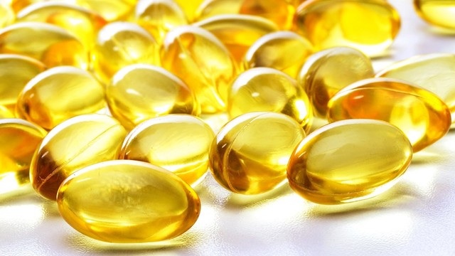 Trị môi nứt nẻ hiệu quả trong mùa khô hanh - 3 Vitamin E tăng độ đàn hồi cho môi