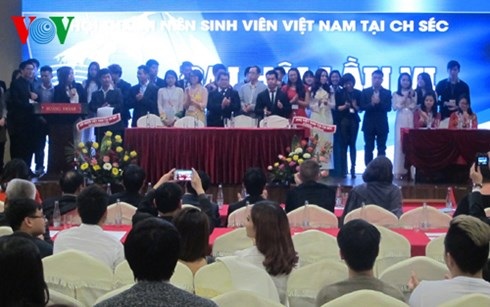 Thanh niên-sinh viên Việt Nam tại Séc thúc đẩy hội nhập vào xã hội Séc - 3
Ban chấp hành 33 người ra mắt trước đại hội.