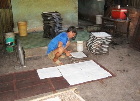 Cận cảnh 'công nghệ' sản xuất cơm cháy chà bông - 2 Công đoạn sản xuất cơm cháy được thực hiện trên nền đất. Ảnh: TRẦN NGỌC