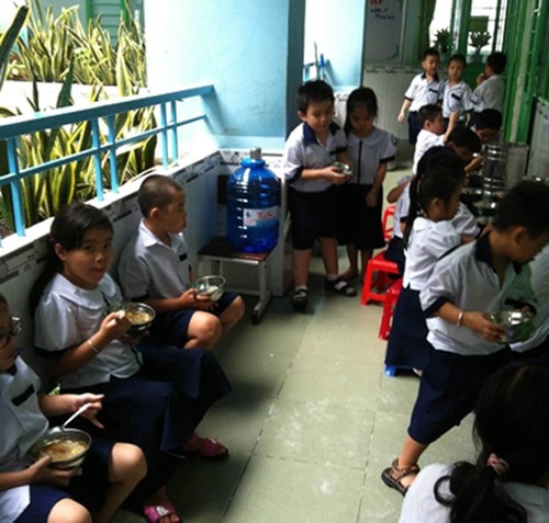Kinh hoàng công nghệ nước đóng bình - 3
Học sinh uống nước đóng bình tại một trường tiểu học. Ảnh: Nguyễn Dũng