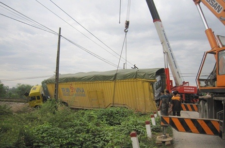 Tài xế thoát hiểm ngoạn mục khi xe đầu kéo đối đầu tàu hỏa - 3