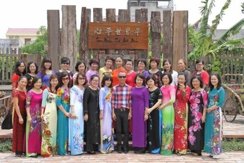 nghệ nhân gốc việt làm chuyên gia phê bình nghệ thuật của báo pháp hình 2 nghe nhan goc viet lam chuyen gia phe binh nghe thuat cua bao phap hinh 2