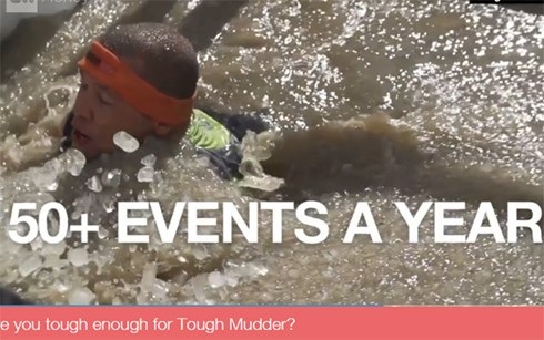 Các thách thức của Tough Mudder vô cùng đa dạng như chạy hơn 16km trong bùn lầy, lội qua bể nước đá lạnh cóng, trèo tường với độ dốc cao, hay bò qua hàng rào thép gai…