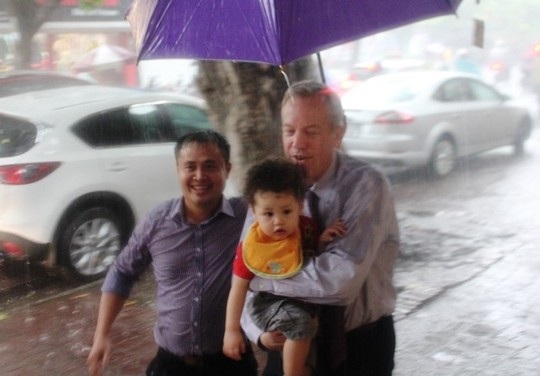 Đại sứ đưa con trai, bé Tabo đi cùng