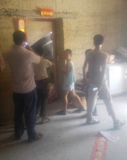 Trung Quốc: Mảnh vỡ tên lửa rơi thủng mái nhà dân - 5 Trung Quốc: Mảnh vỡ tên lửa rơi thủng mái nhà dân - 5