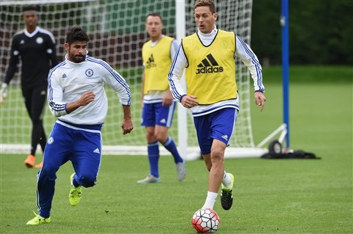 Chelsea sứt mẻ đội hình nghiêm trọng trước trận derby - 5
Costa lao vào tranh bóng với Matic. Nhiều khả năng với tính chất quan trọng của trận đấu với Arsenal, Mourinho sẽ dùng lại Matic. Tuy nhiên tiền vệ người Serbia phải thực sự nỗ lực khẳng định bản thân, bởi nếu tiếp tục thi đấu mờ nhạt thì có khả năng anh sẽ bị Mourinho sớm loại bỏ