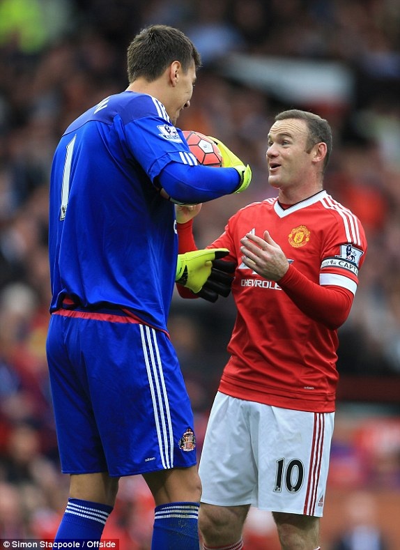 Trận cầu căng thẳng? Không, Pantilimon đùa vui rất thoải mái với Rooney