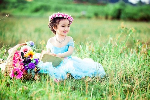 Bé gái Lâm Đồng đẹp như thiên thần "đốn tim" dân mạng - 4
Sáng bừng giữa đồng cỏ xanh