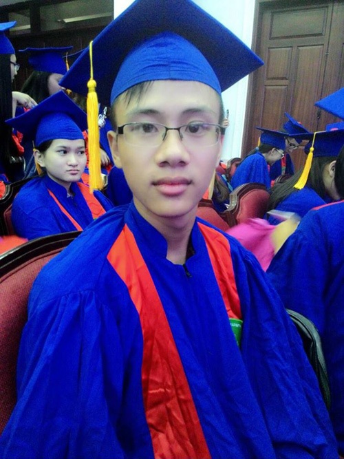 Chàng SV Bách khoa từng bán than, vác đá mưu sinh - 4 Trung Hiếu vinh dự nhận giải Hoa trạng nguyên.