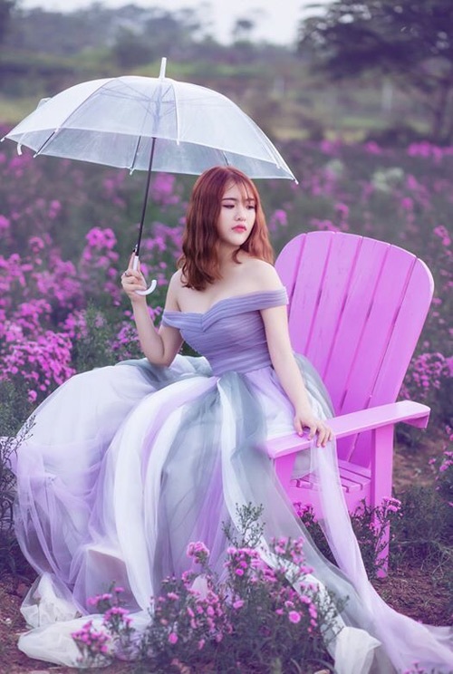 Nữ sinh mơ màng giữa cánh đồng lưu ly tuyệt đẹp - 4
Vẻ đẹp mơ màng...